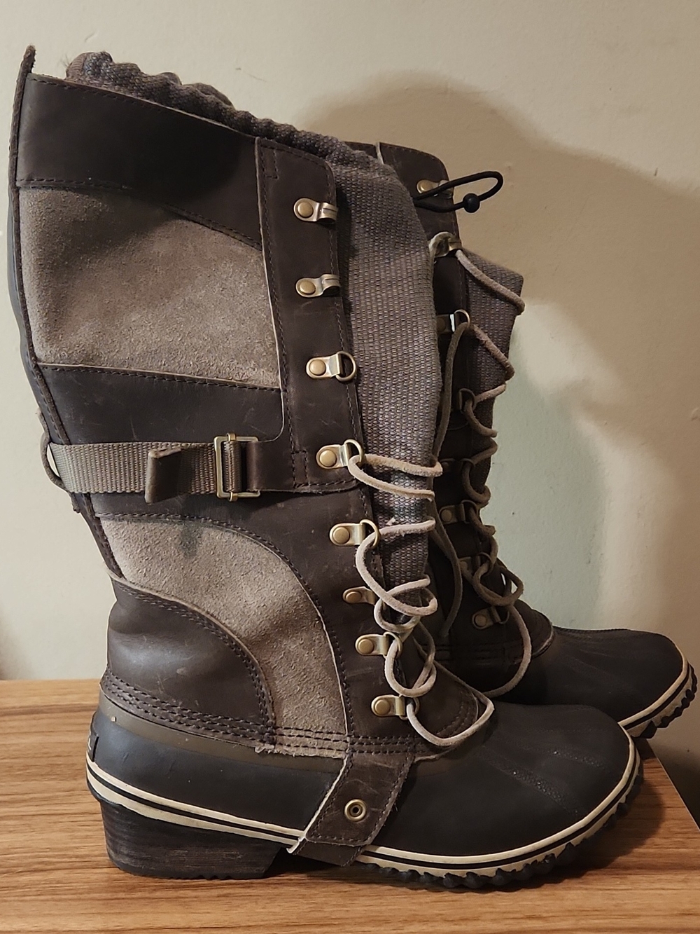 Women's Boots 9- Sorel Conquest Carly Lace Up